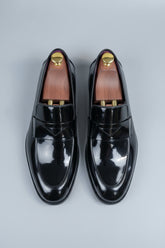 Black patent leather tuxedo shoes with elegant design, perfect for formal events.